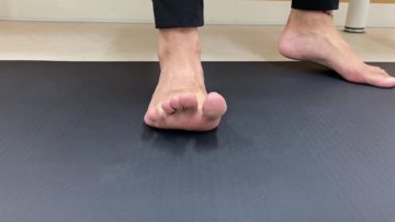 【動画あり】サイドステップや切り返し動作において重要な役割をする，足の小指を使うエクササイズの画像