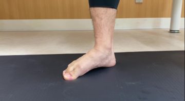 今回は足の内側にあるアーチを形成するのに大事な足底の筋肉（内在筋）を使うエクササイズとなります。の画像