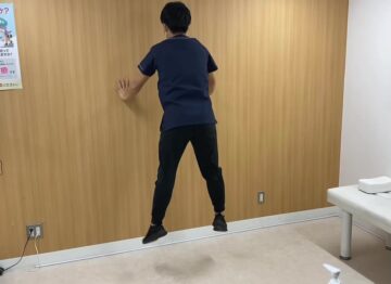 【動画あり】ジャンプ動作を取り入れた両手を壁に添えた状態からのエクササイズの画像